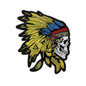 Parche bordado de guerrero tribal con tocado de calavera
