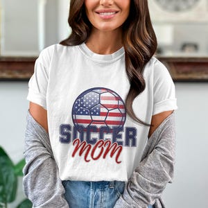 Camiseta patriótica para mamás futbolistas, camiseta con la bandera de EE. UU. y balón de fútbol, regalo para mamás deportistas americanas, ropa para apoyar en el día del partido, camiseta de mamá orgullosa del equipo.