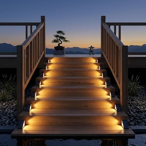 Könnte beinhalten: Eine Holztreppe mit integrierten dreieckigen Solarleuchten auf jeder Stufe, die den Weg in warmem Licht erstrahlen lassen. Die Treppe ist von Holzgeländern gesäumt und führt zu einer Terrasse mit einem Bonsai-Baum und einer Steinlaterne bei Dämmerung.
