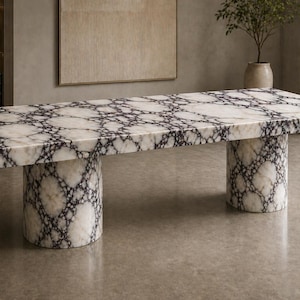 Mesa de comedor personalizada de mármol Calacatta Viola: una pieza de piedra artesanal que marca la diferencia.