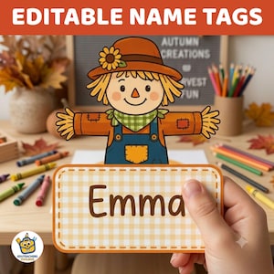 Può includere: Un cartellino rettangolare con motivo a quadretti arancione chiaro e bianco con il nome Emma in caratteri marroni. Sopra il cartellino c'è l'illustrazione di uno spaventapasseri con cappello marrone, girasole, camicia arancione e salopette blu.