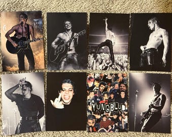 Puede incluir: Un conjunto de fotos de conciertos en blanco y negro que muestran a un músico tocando la guitarra, cantando e interactuando con el público. Las imágenes muestran al artista en varias poses, algunas sin camisa y otras con pantalones de cuero.