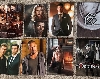 Puede incluir: Un conjunto de ocho postales con imágenes de personajes de la serie de televisión "The Originals". Las postales muestran varios retratos y fotos de grupo, con el logotipo del programa en una de ellas. La paleta de colores es oscura.