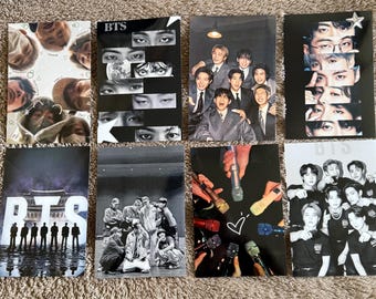Puede incluir: Una colección de ocho tarjetas fotográficas con temática de BTS. Las tarjetas presentan imágenes de los miembros de la banda, incluyendo primeros planos de sus ojos, fotos grupales e imágenes con micrófonos. Las tarjetas son rectangulares y varían en diseño.