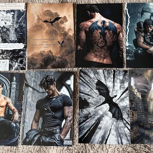 Op de afbeelding: Een verzameling fantasy-kunstprints met draken en gespierde figuren. De prints tonen verschillende scènes, waaronder draken in vlucht, een draaktattoo en figuren in dramatische poses. Het kleurenpalet omvat tinten zwart, grijs en bruin.