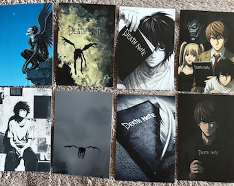 Puede incluir: Colección de láminas artísticas de Death Note con varios personajes y escenas. Las láminas muestran ilustraciones de personajes, el libro Death Note y elementos sobrenaturales. La paleta de colores incluye tonos de azul, negro, blanco y gris.