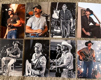 Puede incluir: Un conjunto de ocho fotografías que muestran a un hombre en diferentes poses. Las imágenes muestran al hombre con diferentes atuendos, incluyendo un sombrero de vaquero, tocando la guitarra y usando una gorra de béisbol. Las fotos son en color y en blanco y negro.