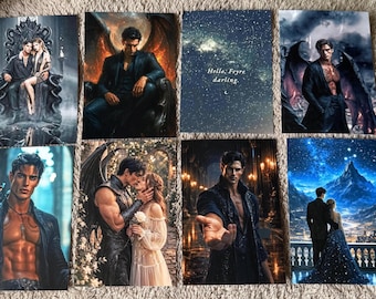 Puede incluir: Una colección de impresiones artísticas de fantasía que presentan personajes masculinos y femeninos en varios escenarios. Las impresiones muestran ilustraciones detalladas con paletas de colores oscuros, incluyendo imágenes de parejas, figuras aladas y fondos celestiales.