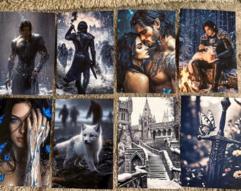 Puede incluir: Una colección de grabados de arte fantástico que presentan varias escenas. Las imágenes representan figuras con armadura, parejas románticas, un zorro blanco, un castillo y una espada con una mariposa. La paleta de colores incluye azules, grises y blancos.