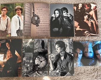 Puede incluir: Una colección de ocho postales con imágenes en blanco y negro y sepia. Las postales muestran retratos de personas, un reloj de bolsillo y escenas con temática gótica. Las imágenes están dispuestas sobre una superficie de color neutro.