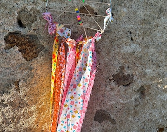 Attrape-rêves bohème fleuri fait main avec rubans colorés
