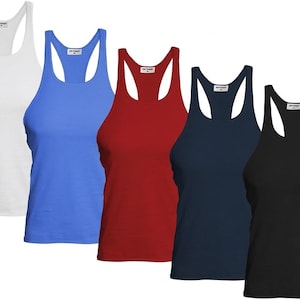 Könnte beinhalten: Fünf Racerback-Tops in Weiß, Blau, Rot, Marineblau und Schwarz. Jedes Top hat einen Rundhalsausschnitt und ein Racerback-Design. Die Tops bestehen aus einem weichen, dehnbaren Material und eignen sich für Sport oder Freizeit.