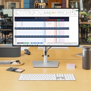 Peut inclure: Un bureau de bureau moderne avec un grand écran d'ordinateur affichant une feuille de calcul. Le bureau comprend un clavier blanc, une souris, une bouteille d'eau grise, une lampe de bureau et une plante en pot. Le bureau est en bois clair.