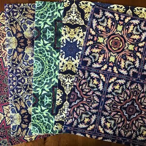 Cinq feuilles différentes de papier cadeau rustique