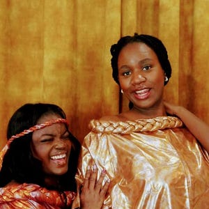 Robe Eyala - Robe Longue Africaine de Luxe en Tissu Irisé, Épaules Dénudées et Col Tressé Main, Style Afro-Futuriste, Inclus Bandeau de Tête
