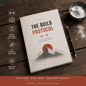 Könnte beinhalten: Ein rechteckiger Trainingsplaner mit dem Titel The Build Protocol und einer Berg- und Sonnengrafik auf dem Einband. Das Buch enthält Text über einen 12-wöchigen Kraft- und Makro-Tracking-Plan. Ein schwarzer Stift liegt daneben auf Holz.