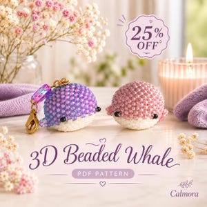 Puede incluir: Dos figuras de ballenas hechas con cuentas en 3D, una morada y otra rosa, con vientres blancos y pequeños ojos negros. La ballena morada tiene un llavero dorado. El texto en la imagen dice 25% OFF, 3D Beaded Whale, PDF PATTERN y Calmora.