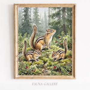 Puede incluir: Una pintura en acuarela enmarcada que representa tres ardillas listadas en un entorno forestal. Las ardillas tienen pelaje a rayas marrones y blancas y están entre musgo verde, helechos y bayas rojas. El fondo muestra pinos altos.