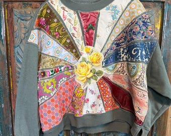 Maximalistisk handgjord återvunnet patchwork-tröja med rayburst och vintagerosor