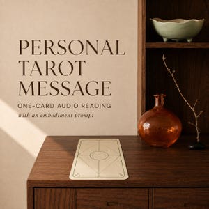 Puede incluir: Una tarjeta rectangular con un diseño de líneas geométricas sobre una superficie de madera oscura. El texto dice: PERSONAL TAROT MESSAGE ONE-CARD AUDIO READING with an embodiment prompt. Un jarrón de vidrio ámbar y un cuenco pálido están en el estante.