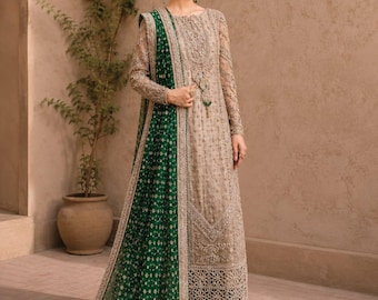 Maria B Kameez beige bordado con dupatta verde esmeralda, atuendo formal pakistaní.