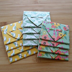 Oiseaux et papillons : lot de 12 mini enveloppes, enveloppes découpées avec rabat en forme de cœur avec inserts vierges, petites enveloppes imprimées en papier cartonné