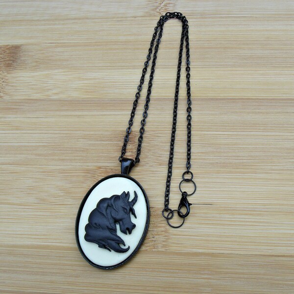 Licorne noire:Collier pendentif camée,40x30mm,collier cabochon en résine noire et blanche