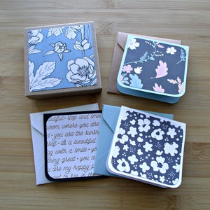 Marineblaue Blumen: Set mit 8 Allzweck-Mini-Notizkarten, 3x3-Karten mit Umschlägen, 3 Optionen zur Auswahl