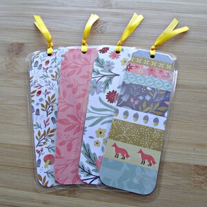 Herbstwald: 4er Set Lesezeichen aus verschiedenfarbig bedrucktem Karton mit Schleife, laminiert