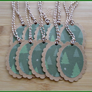 リトルツリーのホリデーギフトタグ、10 個セット、スカラップ楕円形のクリスマスギフトタグ、より糸付きの手作り吊り下げタグ