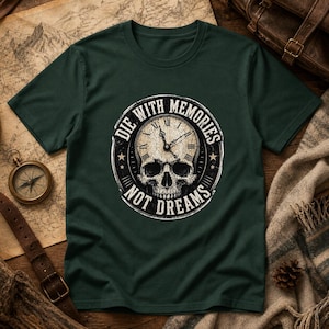 Peut inclure: T-shirt vert foncé avec un motif de crâne orné d'un cadran d'horloge et le texte "DIE WITH MEMORIES NOT DREAMS". Le design est en blanc et noir, avec une esthétique vintage. Le t-shirt est en matière souple.