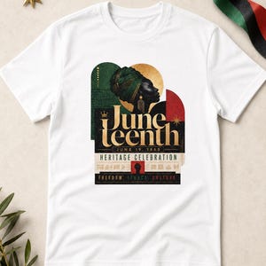 Peut inclure: T-shirt blanc avec un graphisme célébrant le Juneteenth. Le design comprend un profil d'une personne portant un foulard, les mots "June 19, 1865" et les phrases "Heritage Celebration" et "Freedom, Legacy, Culture".