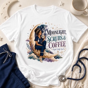 Peut inclure: T-shirt blanc avec un motif d'une infirmière assise sur un croissant de lune, tenant une tasse de café. Le motif comprend le texte "Moonlight, Scrubs & Coffee" et "Night Shift Soul". Un stéthoscope et une tenue de travail bleu marine sont également visibles.