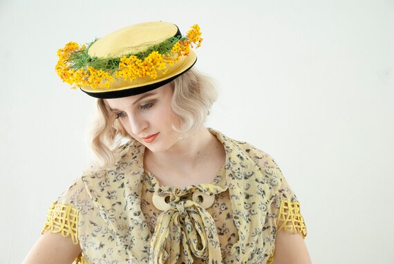 Vintage 1930s yellow floral hat, black velvet brim