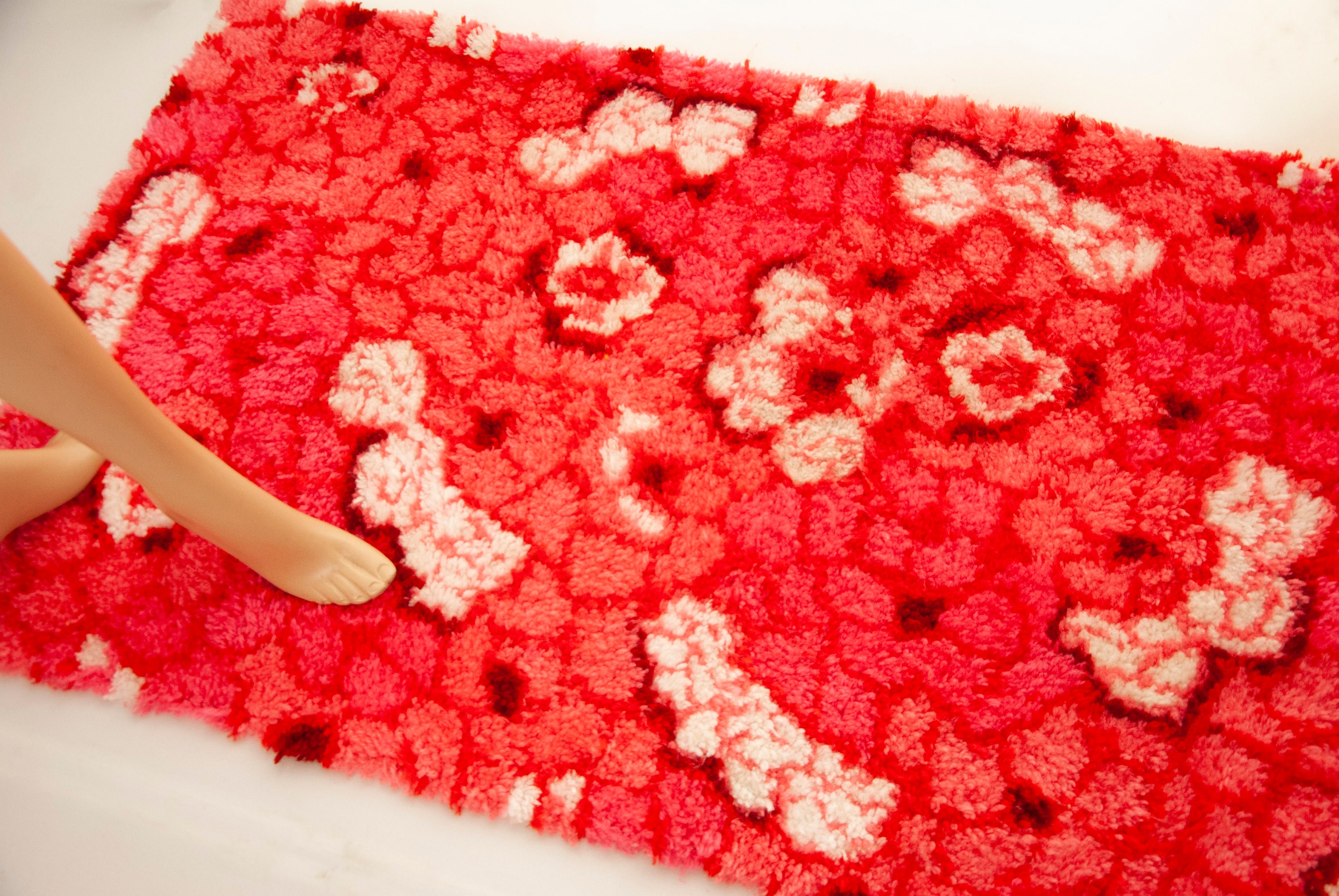Vieux Tapis Floral de Shag Des Années 60, Coloré Crochet Loquet, Accent Rouge Secteur Salle Bains Ba