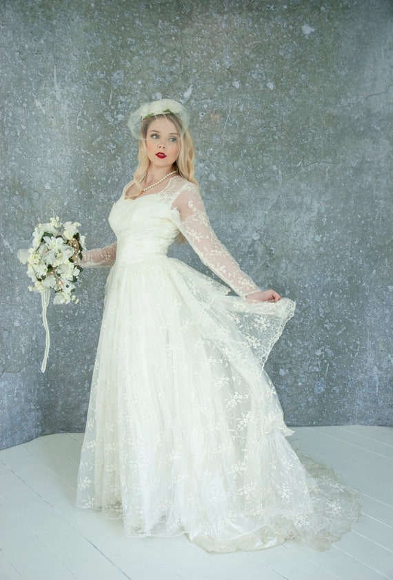 1950s lace wedding dress