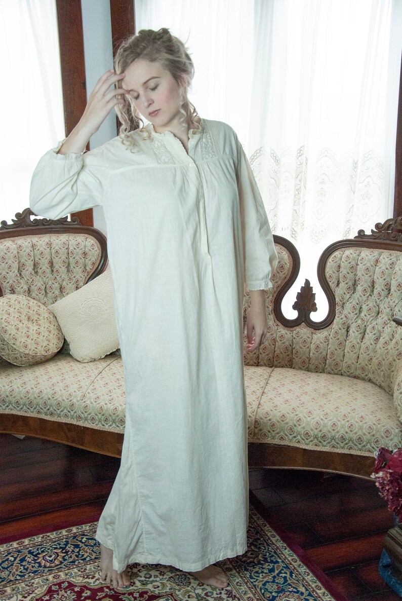 floral eyelet lace vintage 1800s M L White Victorian nightgown long sleeve full-length sleep dress antique cotton