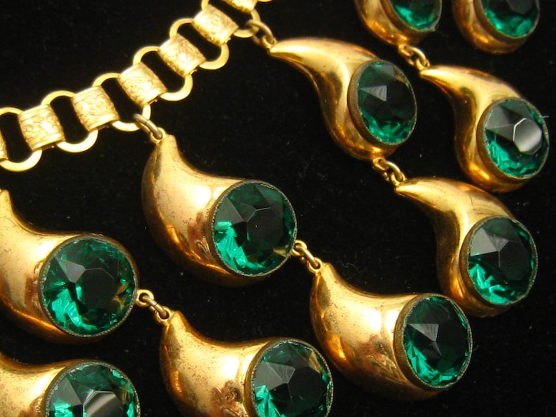 Hollywood Glam Piece. Emerald Rhinestone Waterfall Bib Necklace 14 Large Stones in Gold Comma Shape Links on Book Chain Strand