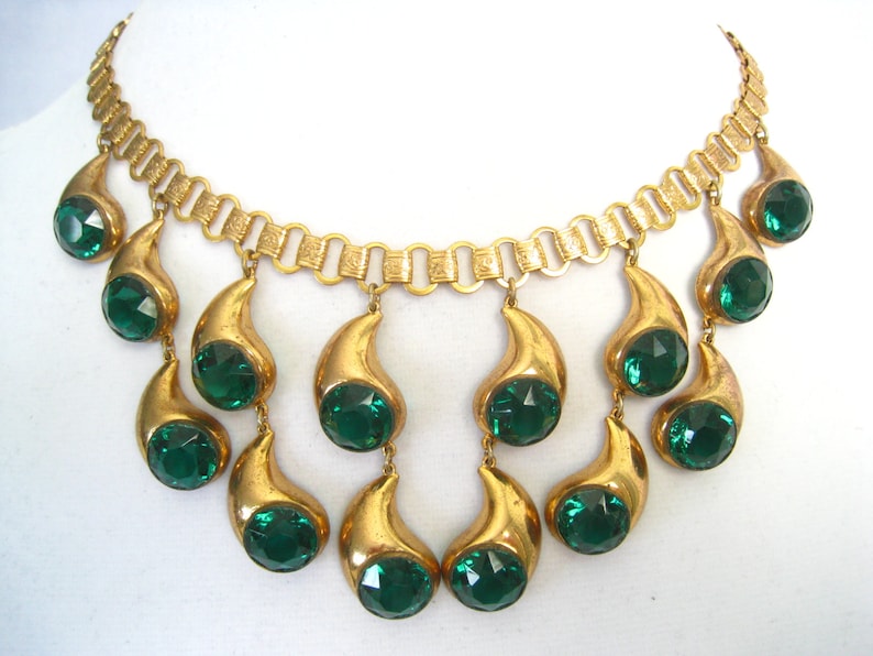 Hollywood Glam Piece. Emerald Rhinestone Waterfall Bib Necklace 14 Large Stones in Gold Comma Shape Links on Book Chain Strand
