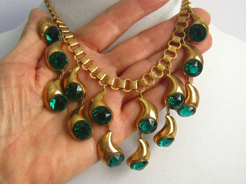 Hollywood Glam Piece. Emerald Rhinestone Waterfall Bib Necklace 14 Large Stones in Gold Comma Shape Links on Book Chain Strand