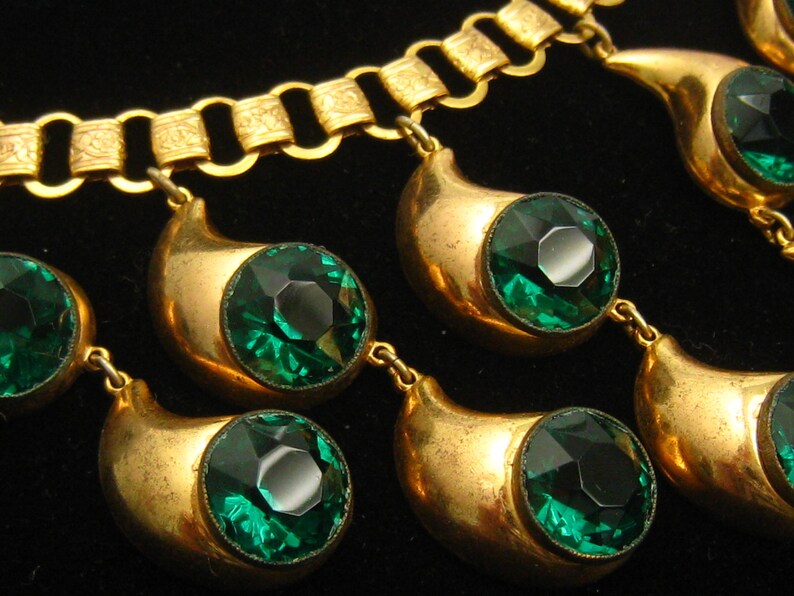 Hollywood Glam Piece. Emerald Rhinestone Waterfall Bib Necklace 14 Large Stones in Gold Comma Shape Links on Book Chain Strand