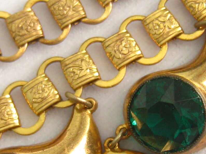 Hollywood Glam Piece. Emerald Rhinestone Waterfall Bib Necklace 14 Large Stones in Gold Comma Shape Links on Book Chain Strand