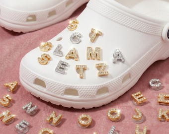 Ciondoli per scarpe con lettere dell'alfabeto scintillanti, lussuosi, dorati e argentati, con strass, iniziali per zoccoli, sneakers e braccialetti.