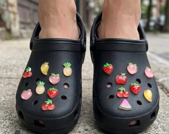 Adornos de gelatina con forma de frutas y verduras para zapatos: melocotón, fresa, mango, piña, sandía, cereza y manzana.