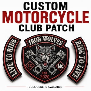 Könnte beinhalten: Ein dreiteiliges besticktes Motorradclub-Aufnäher-Set mit einem zentralen Schild, das einen Wolfskopf, gekreuzte Kolben und den Text Iron Wolves, 1%, MC sowie EST. 2020 zeigt. Zwei geschwungene Seitenstreifen tragen den Text Live to Ride und Ride to Live.