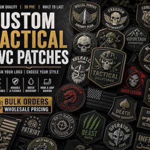 Op de afbeelding: Een verzameling op maat gemaakte tactische PVC-patches met militaire ontwerpen. De patches tonen emblemen met schedels, vlaggen en tekst. De afbeelding bevat de tekst "Custom Tactical PVC Patches" en "Bulk Orders Wholesale Pricing".
