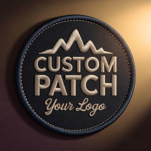 Könnte beinhalten: Runder, marineblauer, gestickter Aufnäher mit einem hellbeigen Bergketten-Design über den Worten "CUSTOM PATCH" und "Your Logo". Der Aufnäher hat einen dunkelblauen Rand mit weißen Nähten.