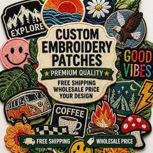 Op de afbeelding: Een verzameling geborduurde patches met diverse ontwerpen, waaronder een berglandschap, een zonsondergang, een madeliefje en een adelaar. De centrale patch leest "CUSTOM EMBROIDERY PATCHES" met "PREMIUM QUALITY" en andere tekst. Andere patches zijn een smiley, een VW-bus en een koffiekopje.