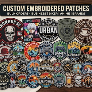 Op de afbeelding: Een verzameling op maat geborduurde patches met diverse ontwerpen, waaronder een schedel, anime-personages en gamecontrollers. De patches bevatten tekst zoals "Custom Embroidered Patches", "Streetwear" en "Gamer Guild". De patches zijn in verschillende vormen en kleuren.