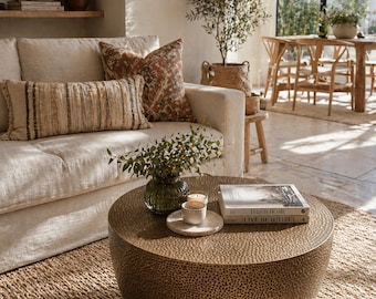 Mesa de centro marroquí de latón martillado a mano – Un toque bohemio para la sala de estar.
